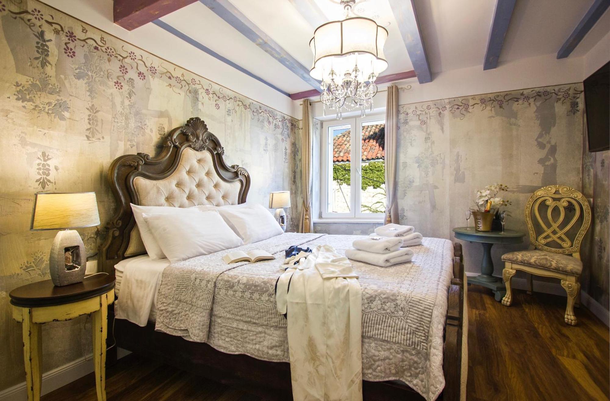 Hotel Plaza Marchi Old Town 4*